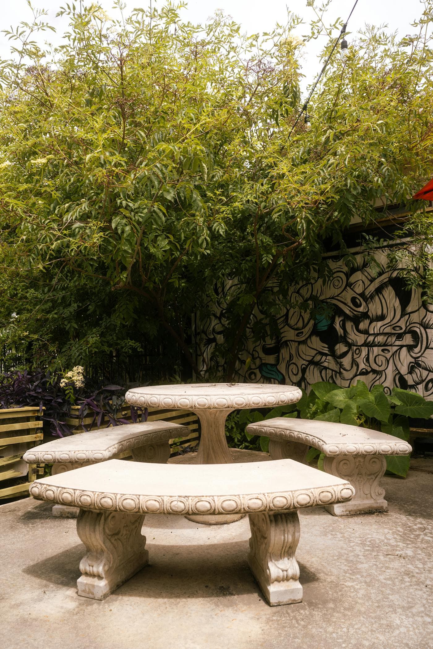 Rocaille décorative avec table de pierre